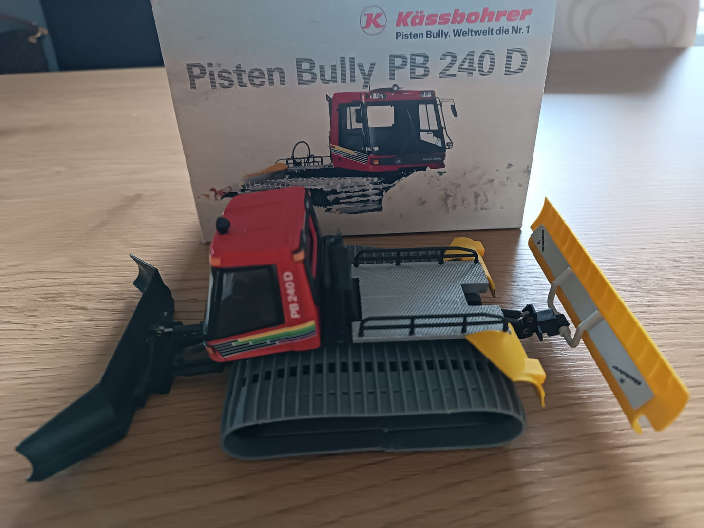 5201 "PISTEN BULLY PB240 D" Neu und originalverpackt 1:43
