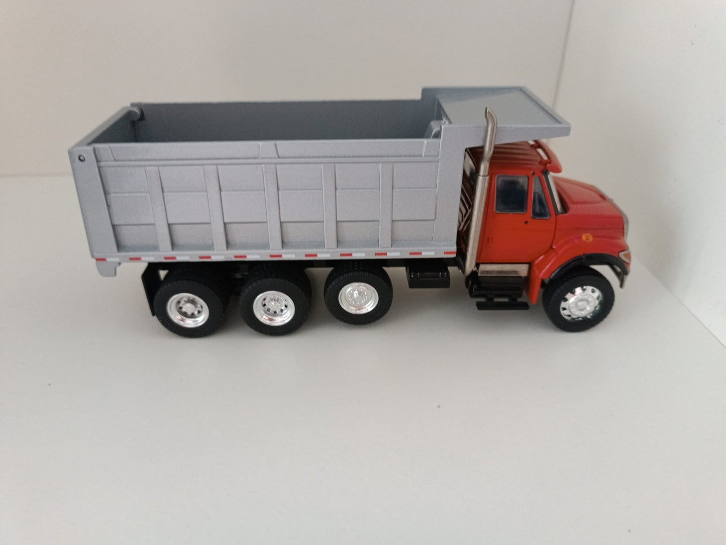 69105-01 International 4-chs - Kippsilo