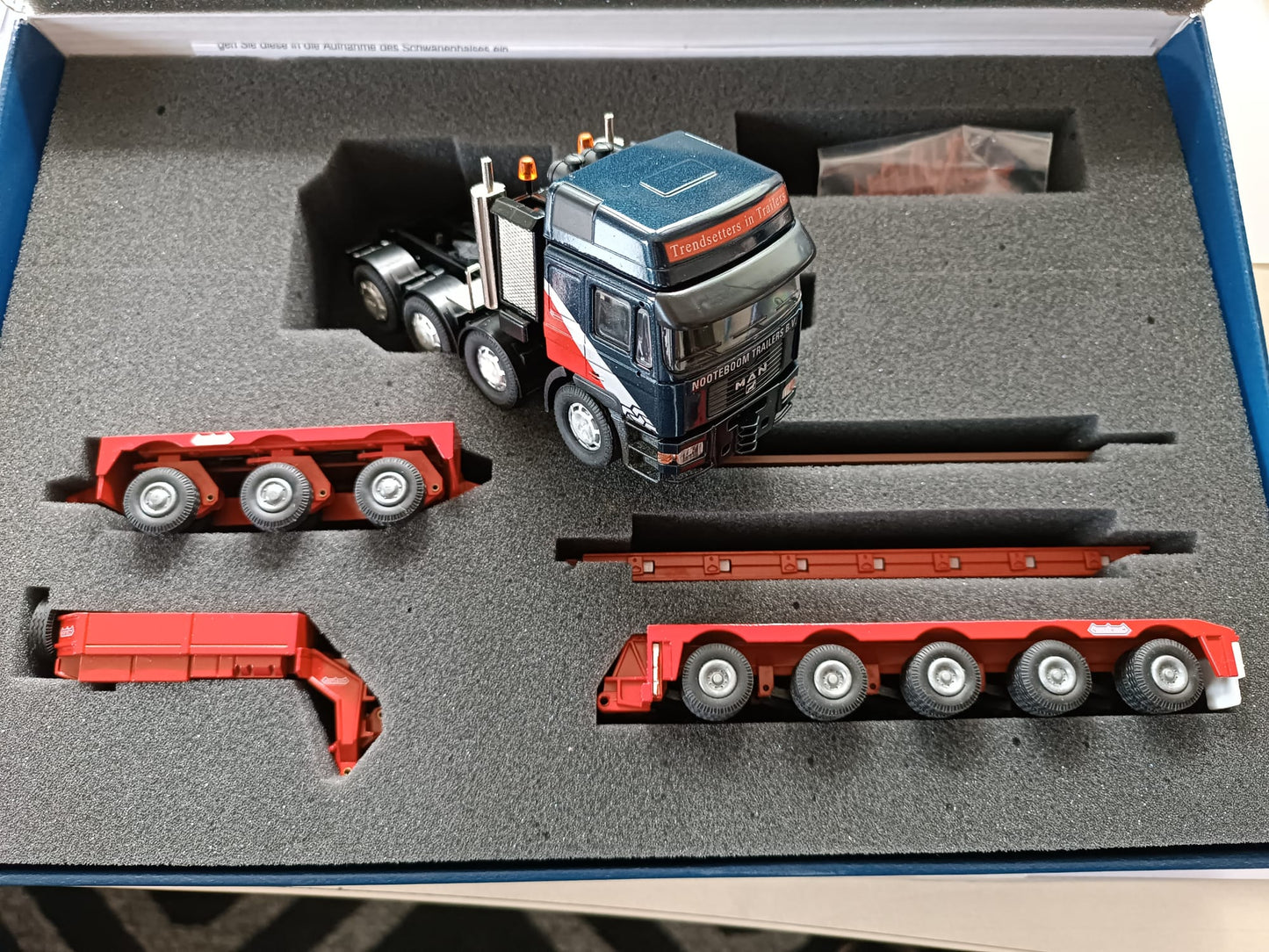 61127-01   MAN Tieflader NOOTEBOOM  Neu  1:50 OVP