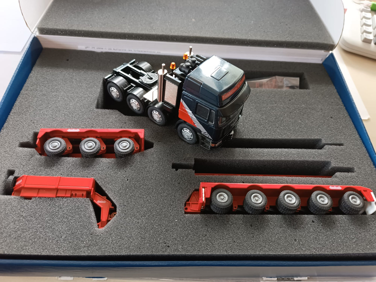 61127-01   MAN Tieflader NOOTEBOOM  Neu  1:50 OVP
